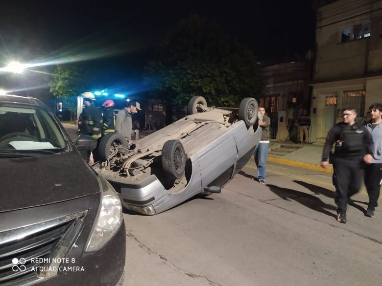 Volcó un automóvil en calle Paso al 900