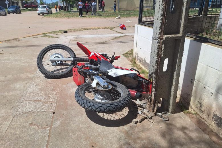 Un joven muerto al colisionar una motocicleta y un vehículo