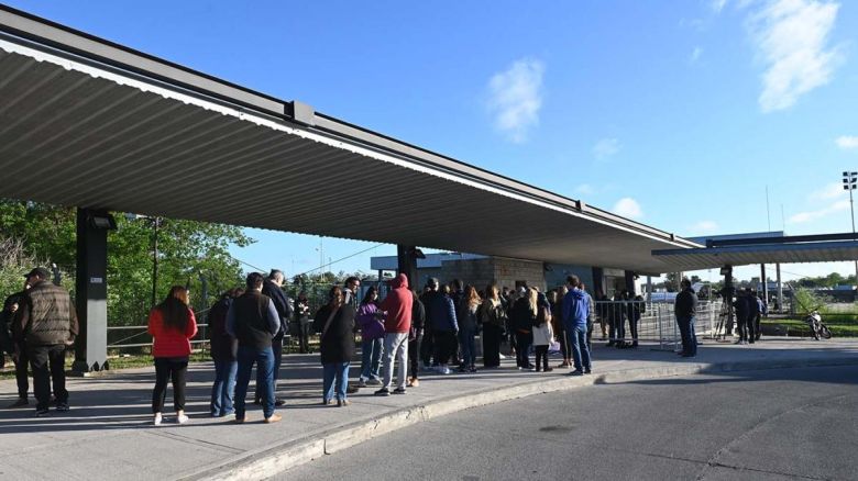 Llegó al país el vuelo de Aerolíneas Argentinas con los primeros repatriados de Israel