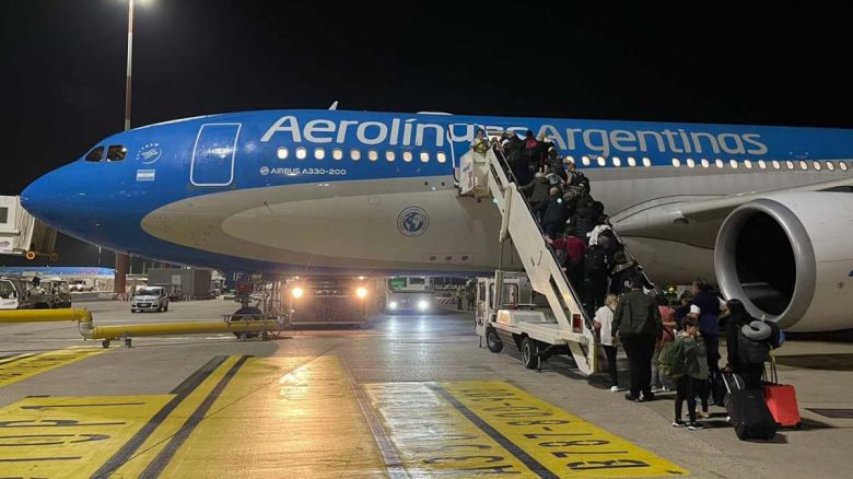 Llegó al país el vuelo de Aerolíneas Argentinas con los primeros repatriados de Israel