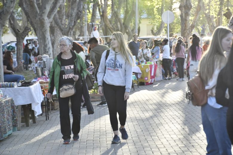 El Parque del Sur estuvo colmado en otra exitosa edición del Paseo de Ferias 