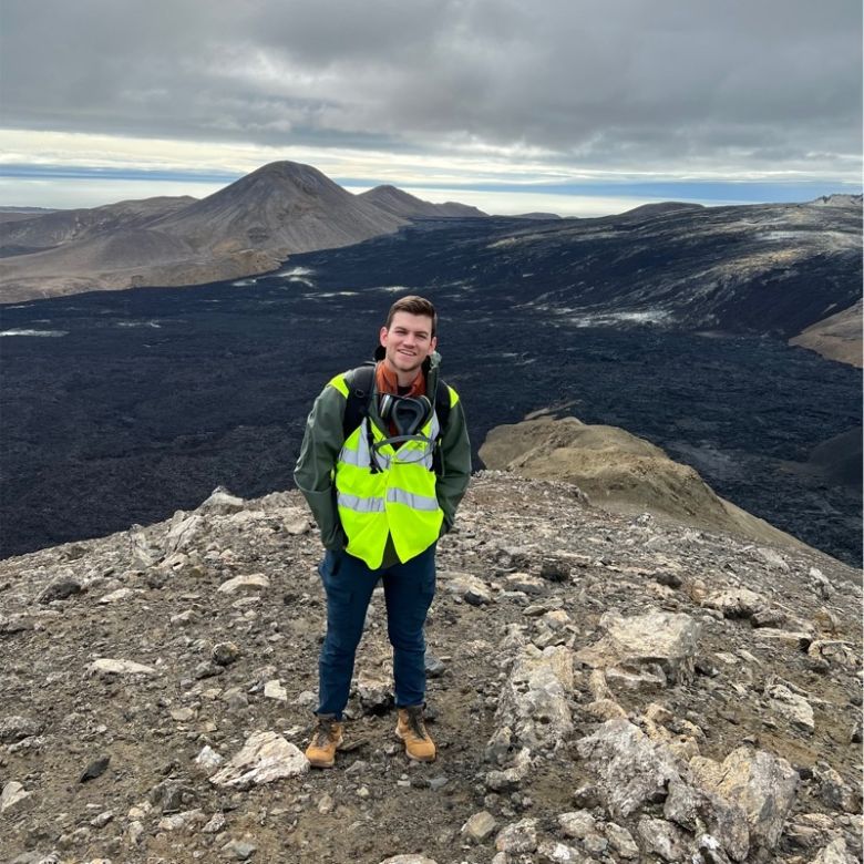 Un geólogo local participa de un grupo de investigación internacional sobre volcanes