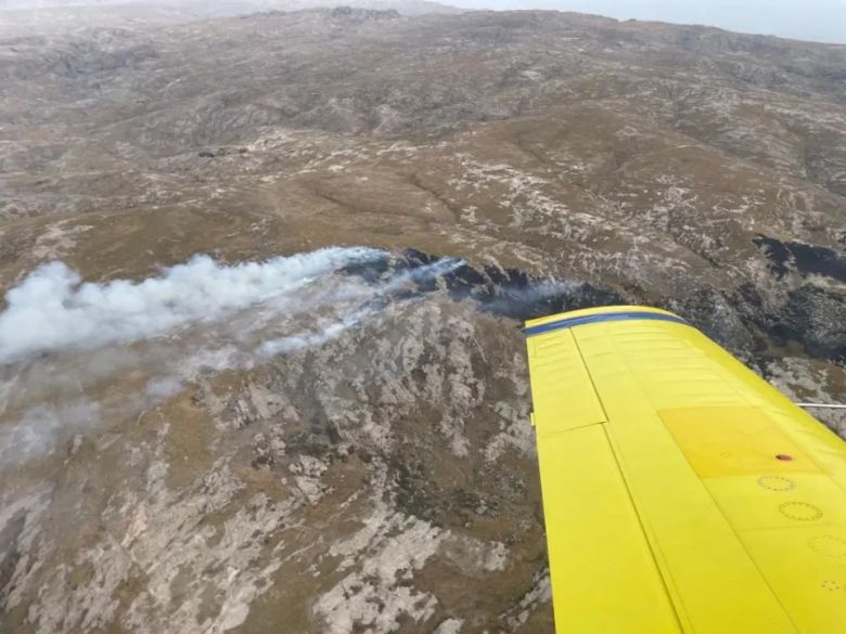 Bomberos combaten un incendio forestal en la zona de Totoral