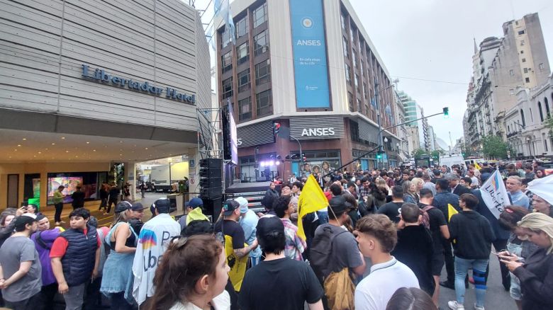 Grupo Apolo y LV16 desde el búnker de Milei y con "la 12" de fondo 