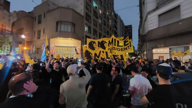 Grupo Apolo y LV16 desde el búnker de Milei y con "la 12" de fondo 