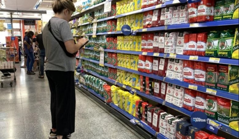 La compra de productos en los supermercados sigue con normalidad