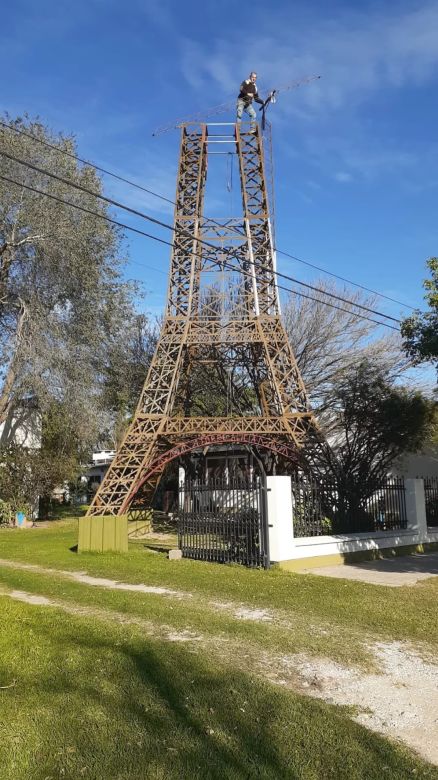 Una réplica de la Torre Eiffel en Alicia, provincia de Córdoba