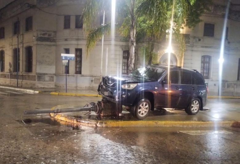 Una camioneta chocó contra el alumbrado público en el Boulevard Roca