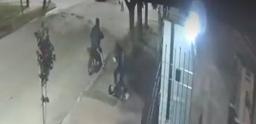 Motochorros roban y golpean brutalmente a una mujer 