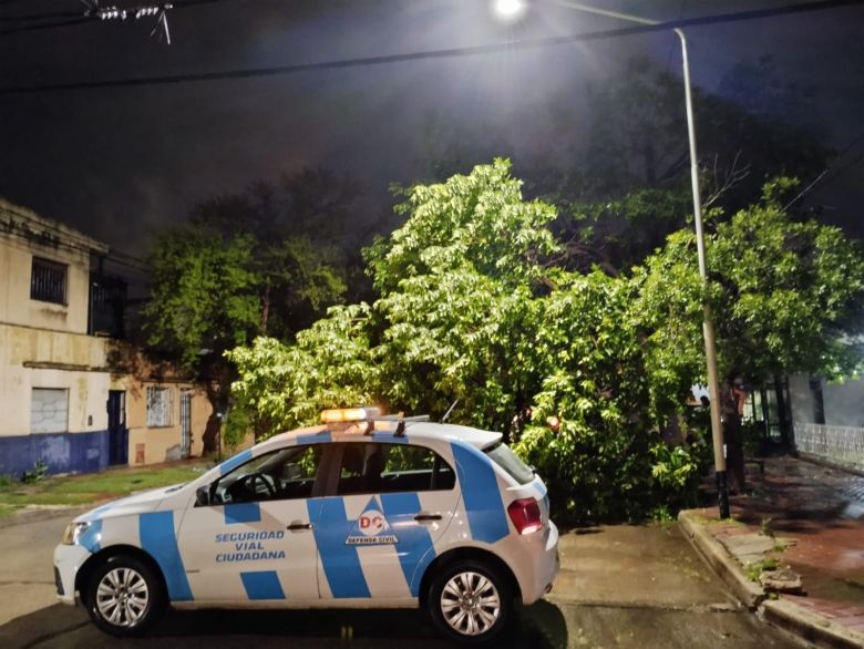 En 40 minutos cayeron 48 milímetros y continúa el alerta amarilla