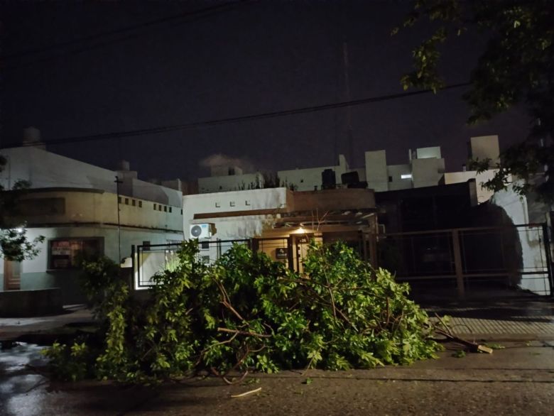 En 40 minutos cayeron 48 milímetros y continúa el alerta amarilla