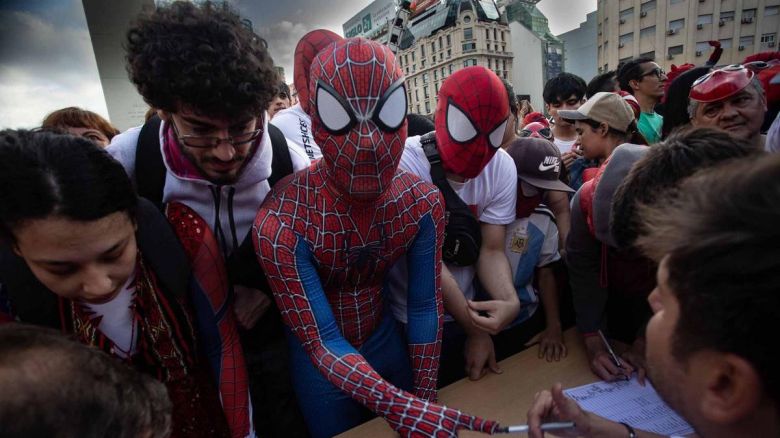 Más de 1.000 personas disfrazadas de Spider-man en el Obelisco superaron un récord Guinnes