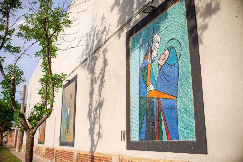 Tras dos años de trabajo, quedó inaugurado el Vía Crucis en mosaico en el Cementerio de la Concepción