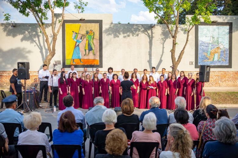 Tras dos años de trabajo, quedó inaugurado el Vía Crucis en mosaico en el Cementerio de la Concepción