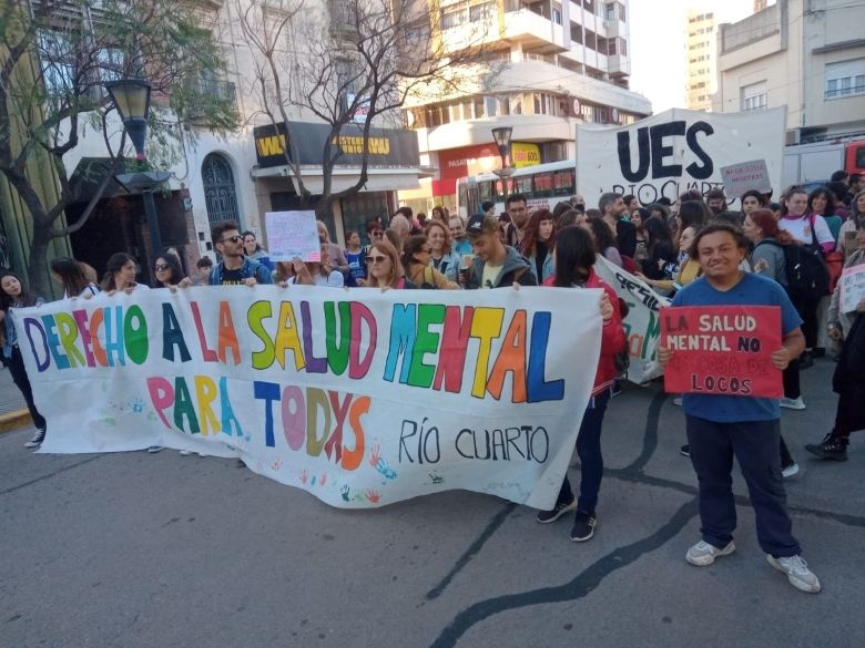 Con la participación de cientos de personas se realizó la marcha por la salud mental