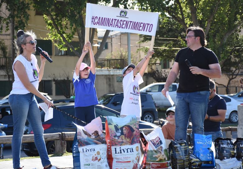 Más de 200 perros participaron de la Caminata Canina en el Parque del Centro Cívico