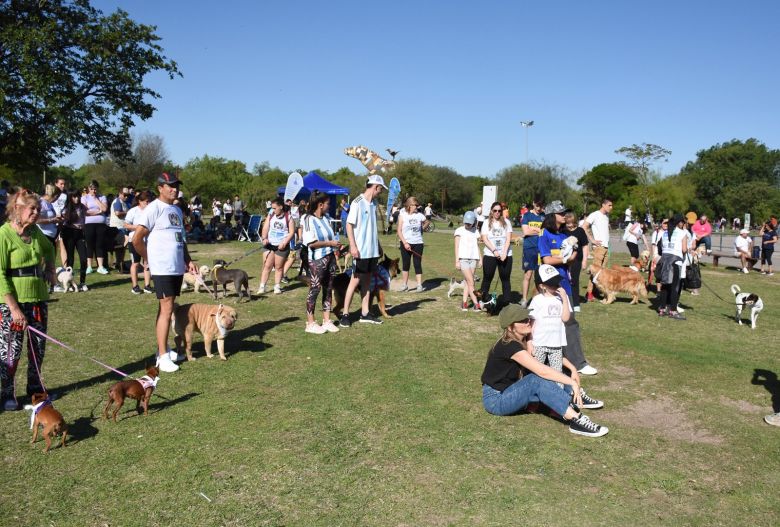 Más de 200 perros participaron de la Caminata Canina en el Parque del Centro Cívico