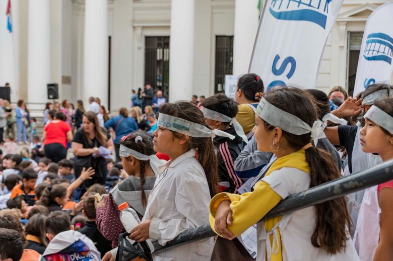 Más de mil niños y niñas le cantaron el feliz cumpleaños a la ciudad