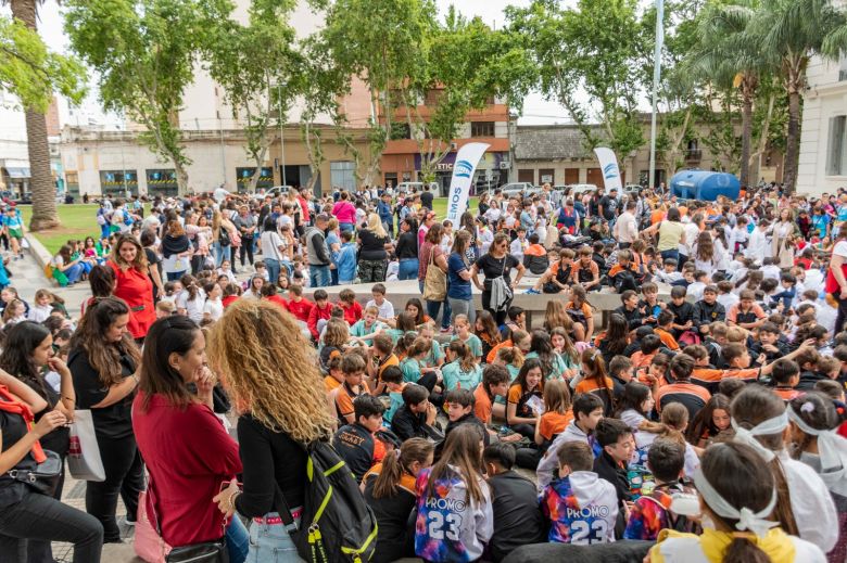 Más de mil niños y niñas le cantaron el feliz cumpleaños a la ciudad