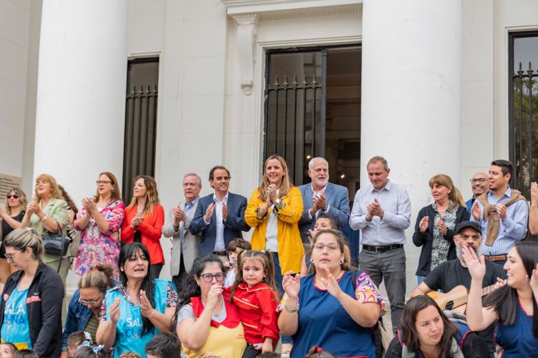 Más de mil niños y niñas le cantaron el feliz cumpleaños a la ciudad