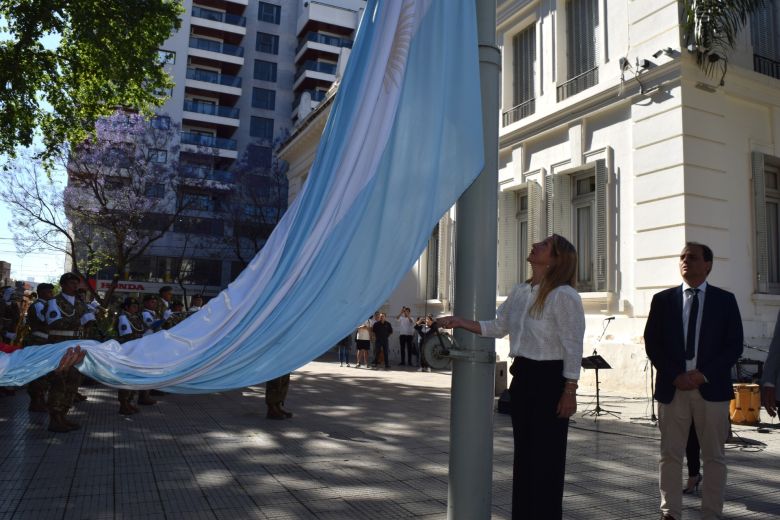 Se realizó el acto de izamiento de la Bandera por el día de la ciudad