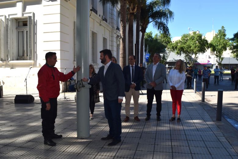 Se realizó el acto de izamiento de la Bandera por el día de la ciudad