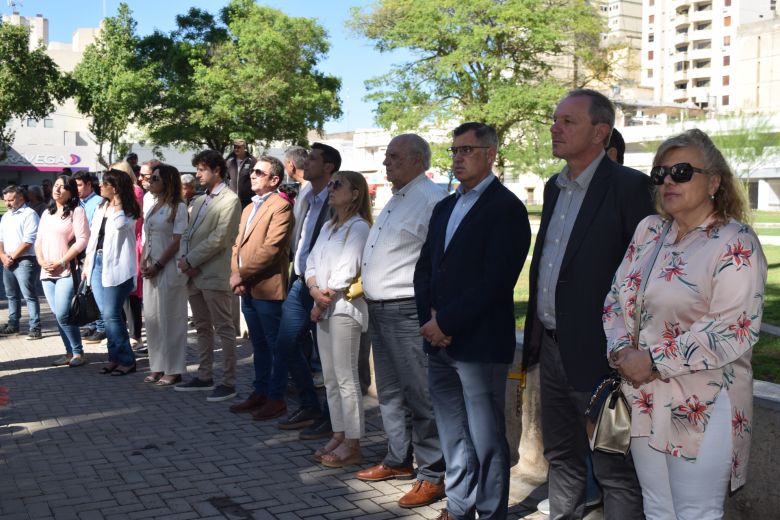 Se realizó el acto de izamiento de la Bandera por el día de la ciudad