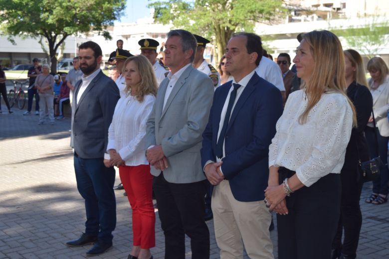 Se realizó el acto de izamiento de la Bandera por el día de la ciudad