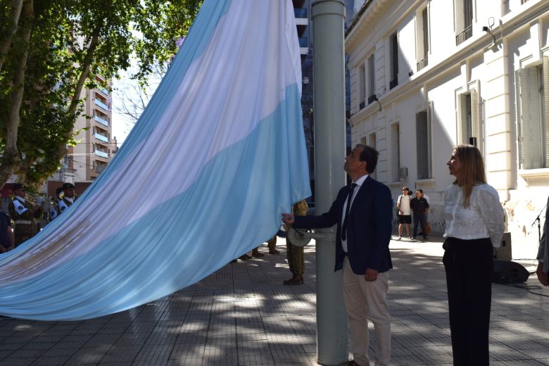 Se realizó el acto de izamiento de la Bandera por el día de la ciudad