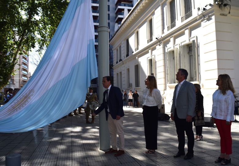 Se realizó el acto de izamiento de la Bandera por el día de la ciudad