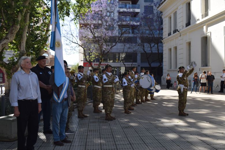 Se realizó el acto de izamiento de la Bandera por el día de la ciudad