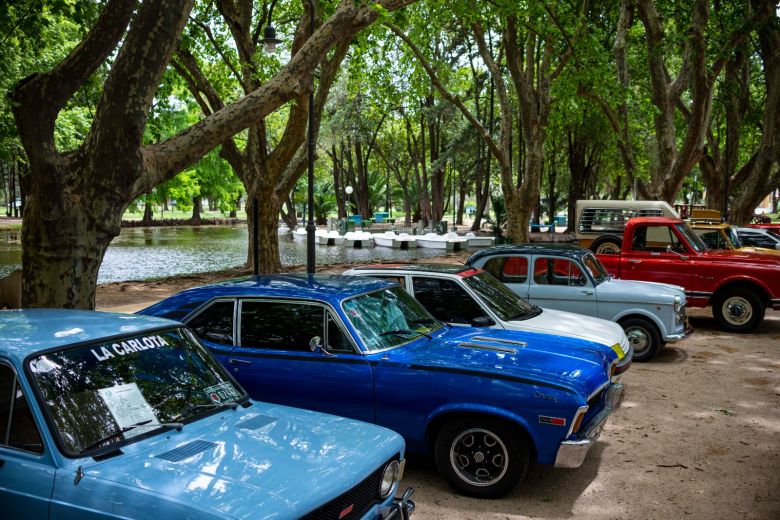 237 años de la Ciudad: Se realizó un encuentro benéfico de autos y motos en el Parque Sarmiento 