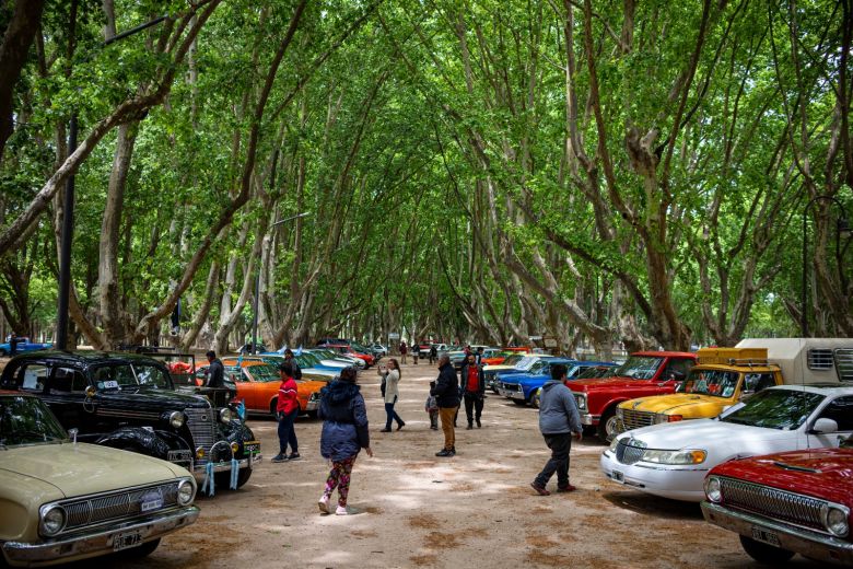 237 años de la Ciudad: Se realizó un encuentro benéfico de autos y motos en el Parque Sarmiento 