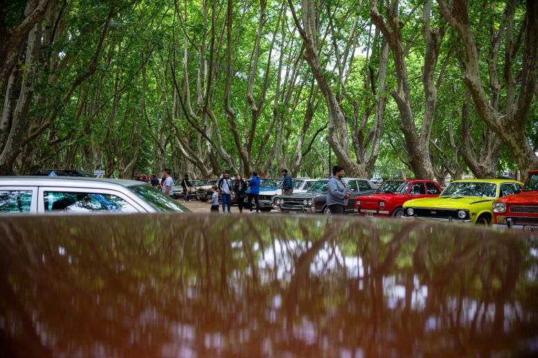 237 años de la Ciudad: Se realizó un encuentro benéfico de autos y motos en el Parque Sarmiento 