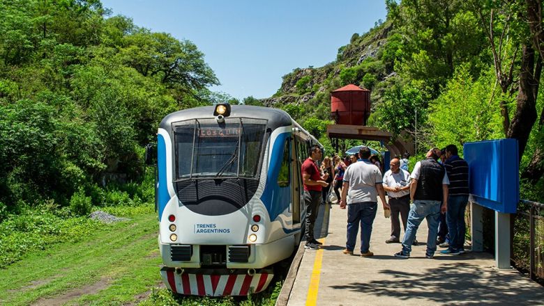 Una multitud recibió el viaje inaugural de tren de las Sierras en Capilla del Monte 