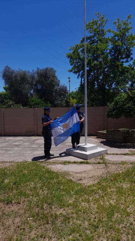 Se festeja el día de la policía de la Provincia de Córdoba con globos en puertas de los destacamentos 