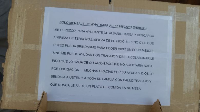 En una cuadra tres indigentes: dos en el acceso del ex hotel Ópera y otro con un cartel por changas o comida