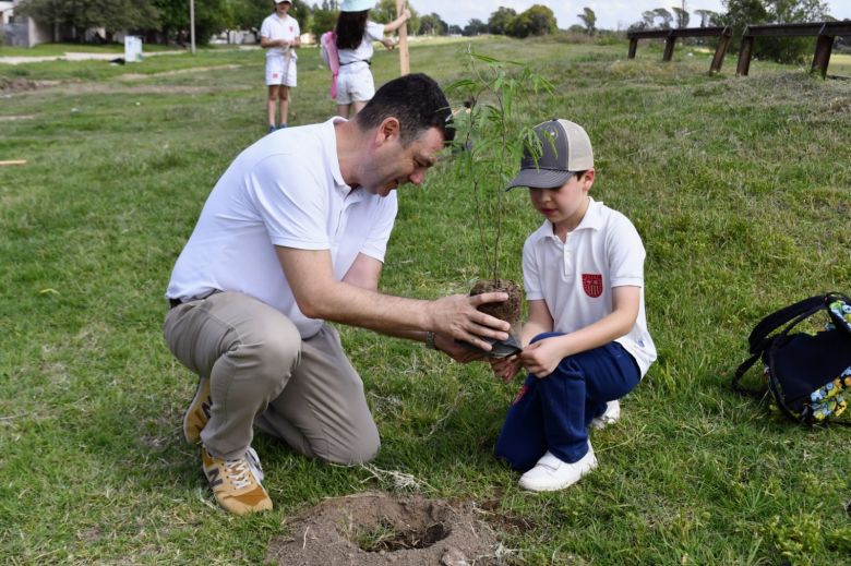 Niños del Colegio La Merced plantaron árboles producidos por el Vivero Municipal