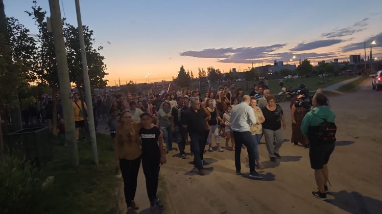 Centenares de personas marcharon para pedir justicia por Emiliano Veliz en el barrio Castelli