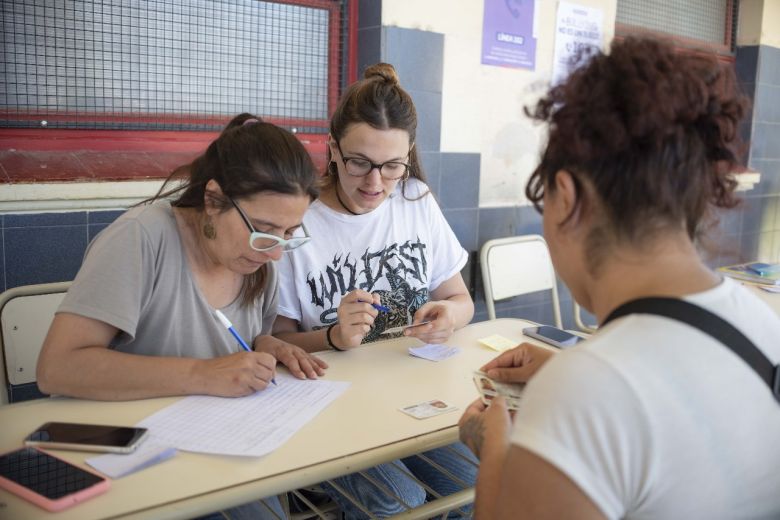 La campaña municipal de documentación llegó a la Escuela Alsina 