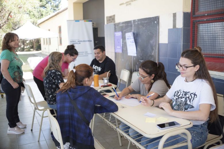 La campaña municipal de documentación llegó a la Escuela Alsina 