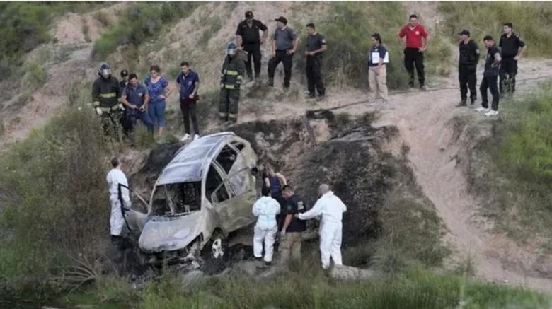 Horror: encontraron un cuerpo calcinado dentro de un auto en la autopista Córdoba-Rosario