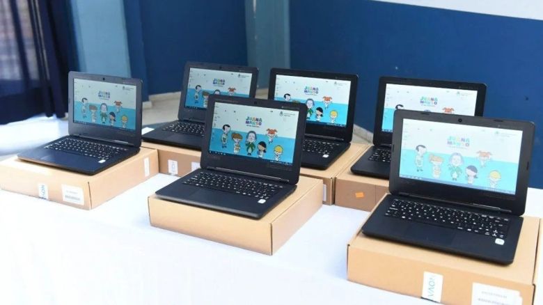 Escuelas rurales: entregaron 130 computadoras para uso de docentes