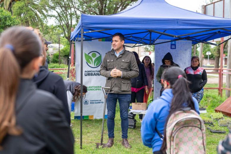 Agricultura Familiar: sembraron plantines de temporada en el predio de la Fundación Social 