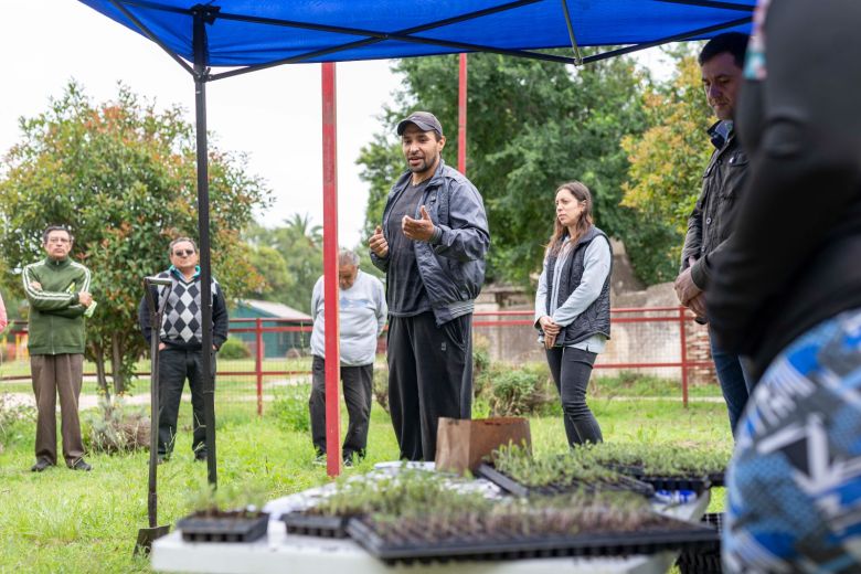 Agricultura Familiar: sembraron plantines de temporada en el predio de la Fundación Social 