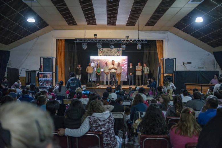 Guillermo De Rivas participó de una numerosa reunión con vecinos en el oeste de la ciudad