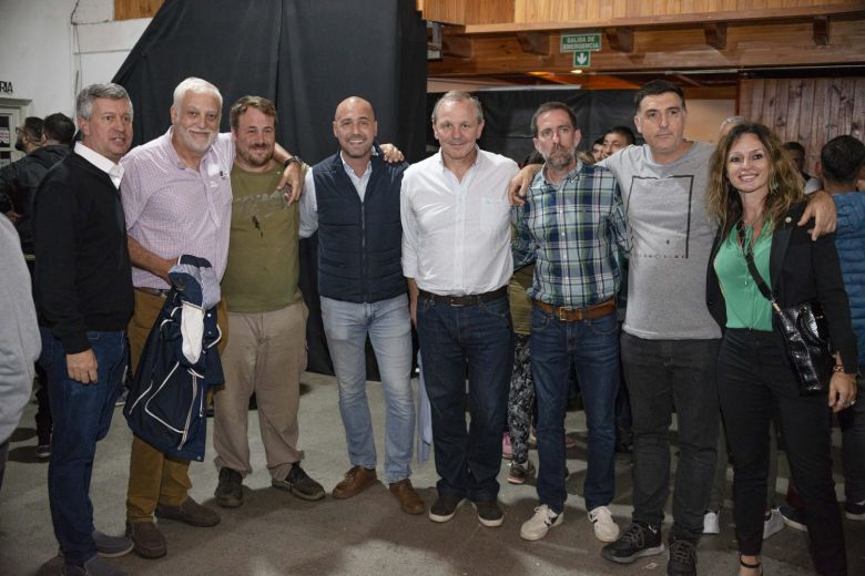 Guillermo De Rivas participó de una numerosa reunión con vecinos en el oeste de la ciudad