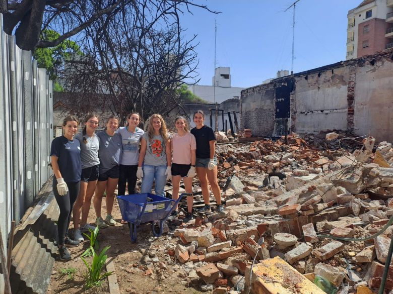 A dos meses del incendio que destruyó su casa, avanza en la construcción de su nuevo hogar