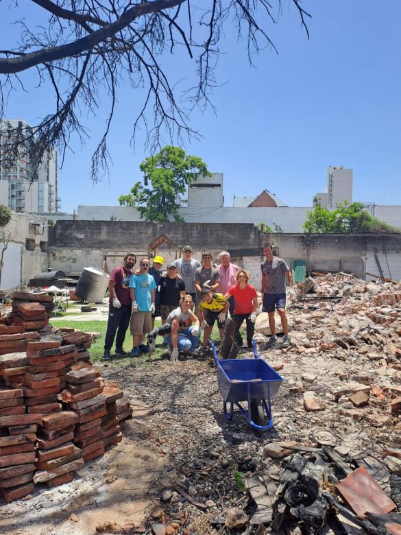 A dos meses del incendio que destruyó su casa, avanza en la construcción de su nuevo hogar