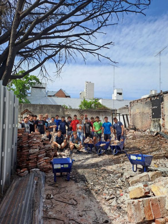 A dos meses del incendio que destruyó su casa, avanza en la construcción de su nuevo hogar